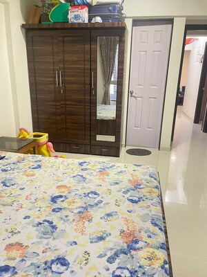 Room in 3 BHK Apartment at Lily White, Jogeshwari East – for Rent