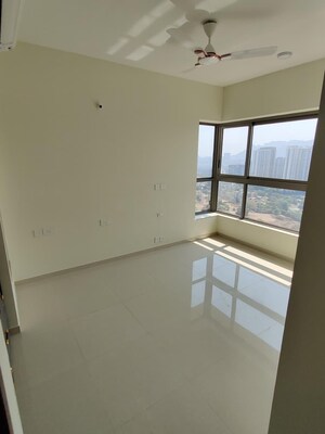 Room in 2 BHK Apartment at Kalpataru Paramount A, Kapur Bawdi – for Rent