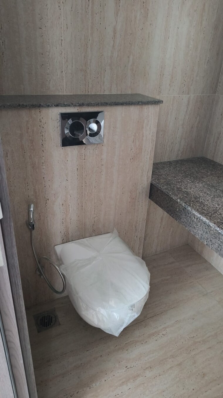 Bathroom, shalimar-one-world-belvedere-court-3 4 Bedroom 4275 Sq.Ft. Apartment In Gomti Nagar Lucknow 10187690