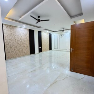 Room in 4 BHK Builder Floor at Sector 21c – for Rent