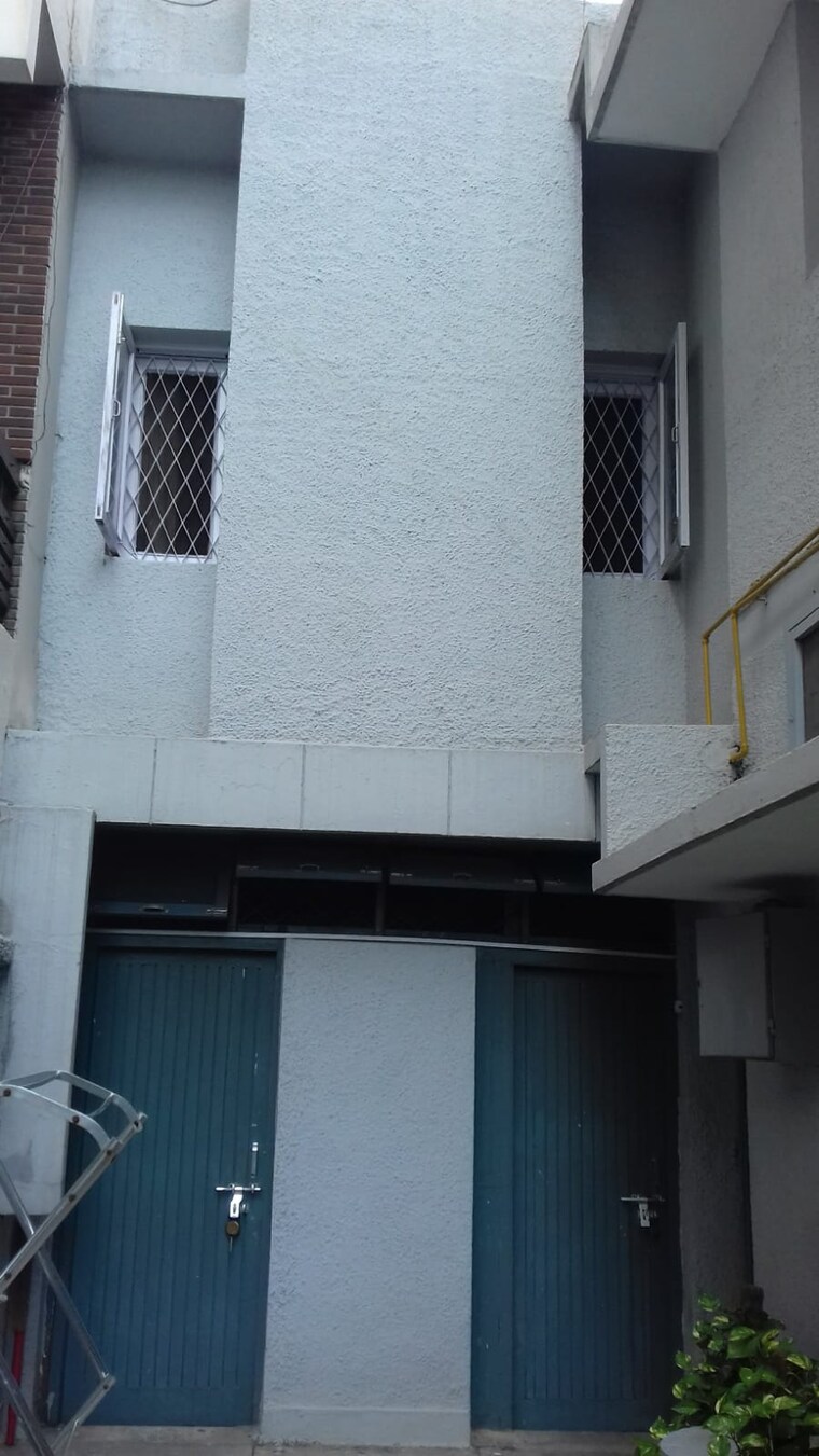 Kitchen, new friends colony 1 RK 500 Sq.Ft. Builder Floor In New Friends Colony Delhi 10187875