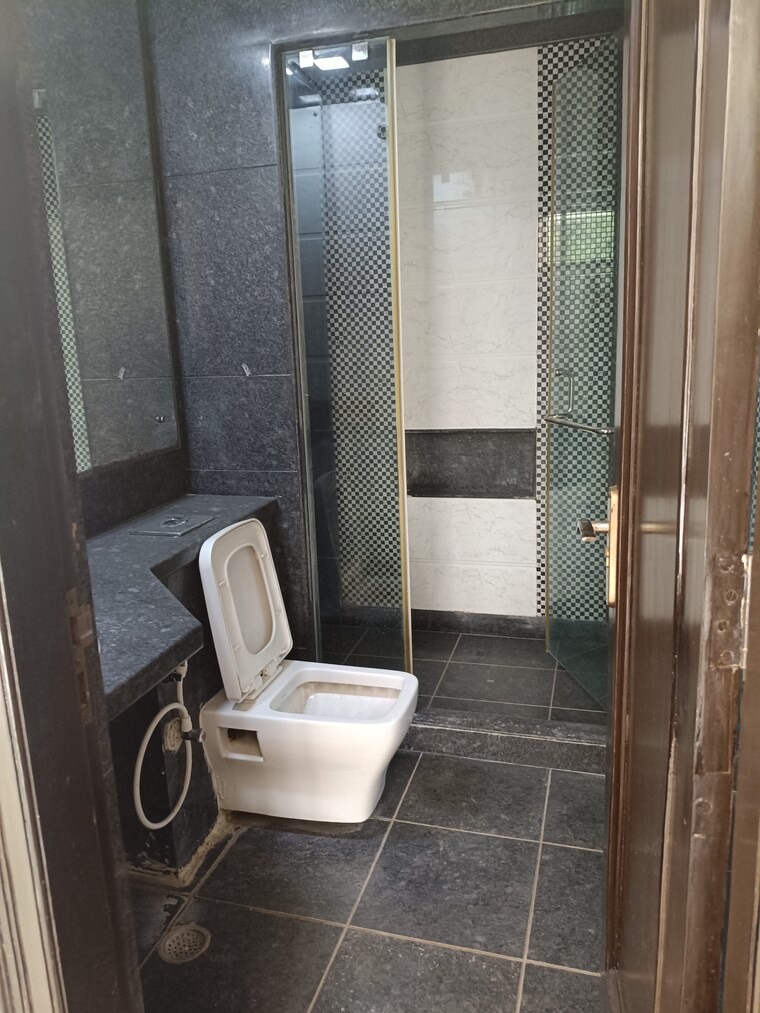 Bathroom, new friends colony 3.5 Bedroom 500 Sq.Yd. Builder Floor In New Friends Colony Delhi 10188098