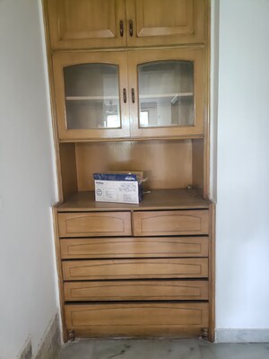 Furnished Amenities in 4 BHK Apartment at Arun Vihar, Sector 29 – for Sale