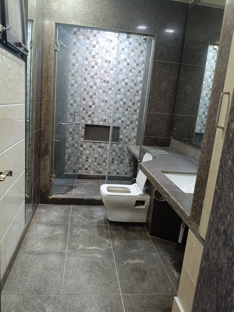 Bathroom, new friends colony 4 Bedroom 500 Sq.Yd. Builder Floor In New Friends Colony Delhi 10188122