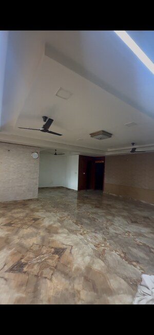 Room in 3 BHK Builder Floor at Sector 21c – for Rent