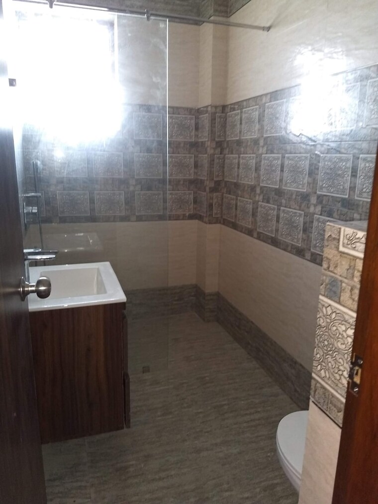 Attached Bathroom, sector 17 4 Bedroom 275 Sq.Yd. Builder Floor In Sector 17 Faridabad 10191591