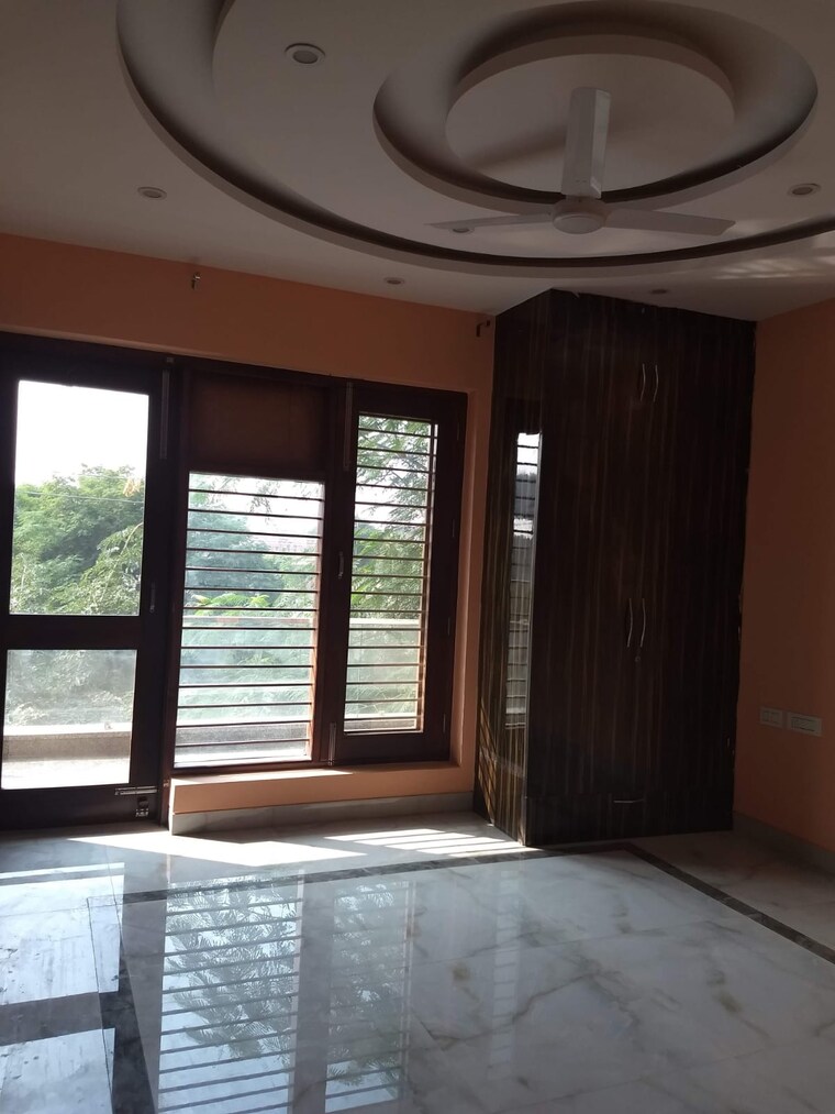 Room, sector 17 4 Bedroom 275 Sq.Yd. Builder Floor In Sector 17 Faridabad 10191591