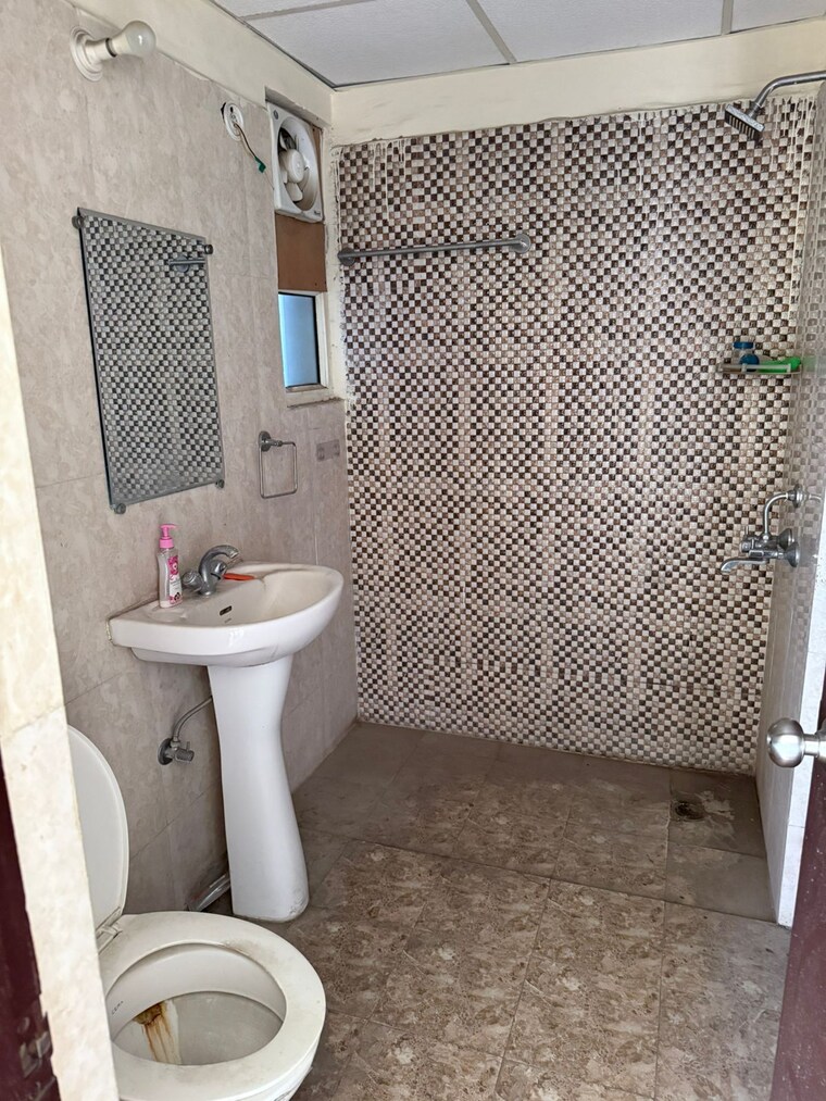 Bathroom, galaxy-north-avenue 3 Bedroom 1570 Sq.Ft. Apartment In Gaur City 1 Greater Noida 10192664