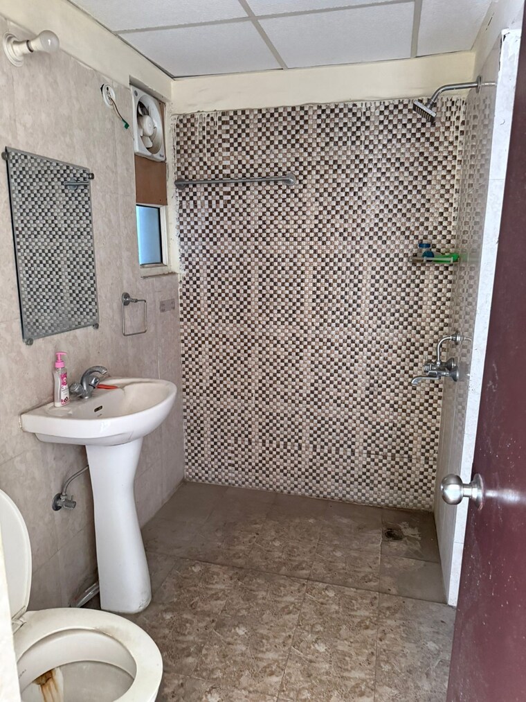 Bathroom, galaxy-north-avenue 3 Bedroom 1570 Sq.Ft. Apartment In Gaur City 1 Greater Noida 10192664