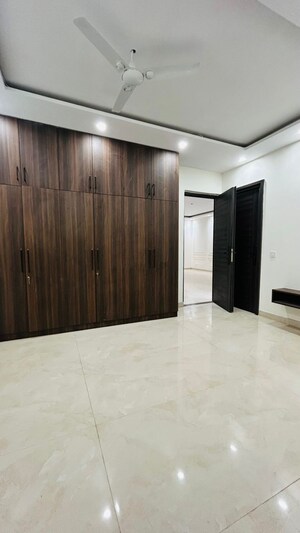 Room in 4 BHK Apartment at Juhu Scheme, Juhu – for Rent