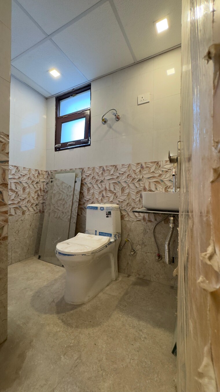 Bathroom, palm-residency-chhatarpur 3 Bedroom 1250 Sq.Ft. Builder Floor In Chattarpur Delhi 10198369