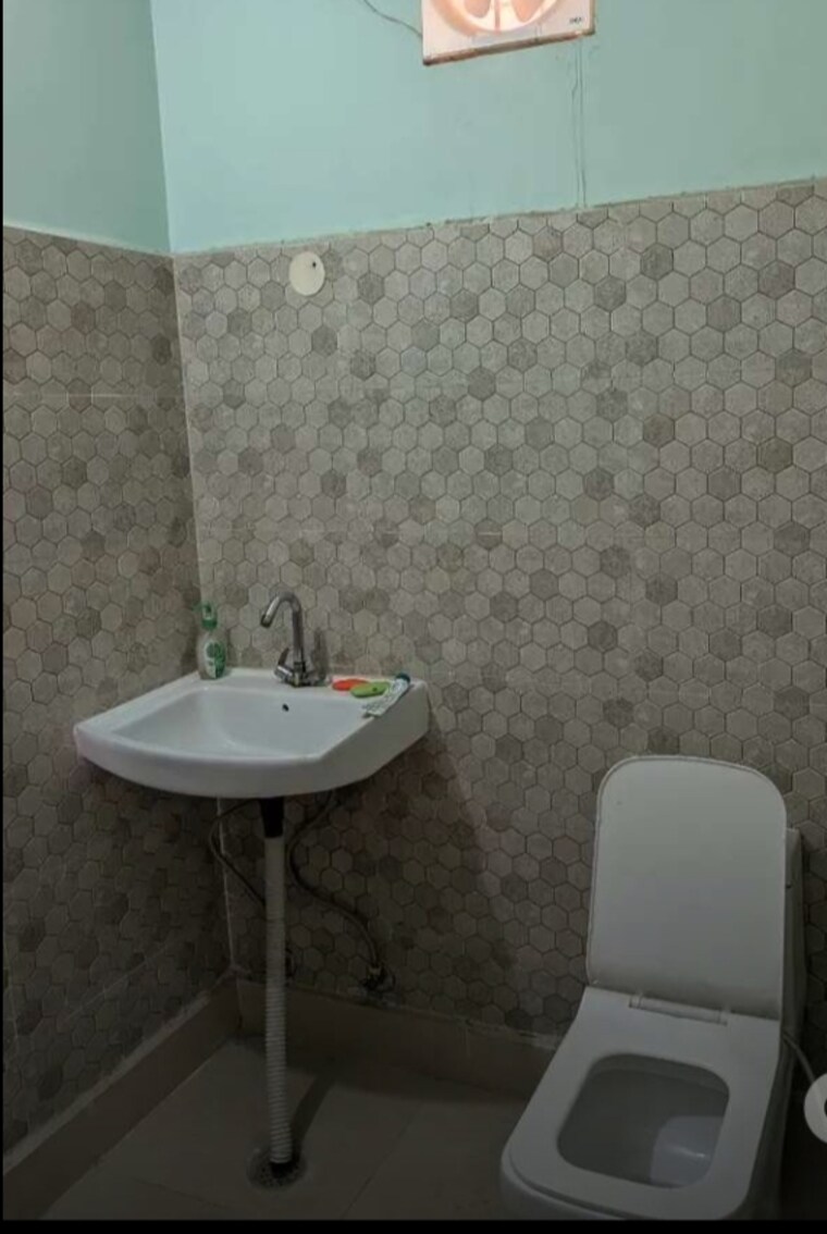 Bathroom, rwa-gyan-khand-3 1 Bedroom 450 Sq.Ft. Builder Floor In Indrapuram Ghaziabad 10198375