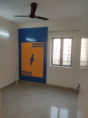 Room in 3 BHK Apartment at Himalaya Pride, Tech Zone 4 Greater Noida – for Rent