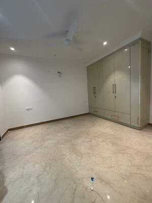 Room in 3 BHK Apartment at Unitech South City 1, South City 1 – for Rent