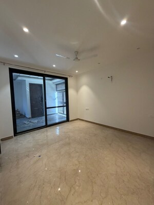 Room in 3 BHK Apartment at Unitech South City 1, South City 1 – for Rent