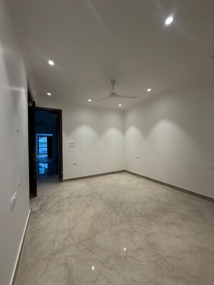 Room in 3 BHK Apartment at Unitech South City 1, South City 1 – for Rent