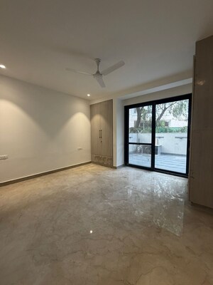 Room in 3 BHK Apartment at Unitech South City 1, South City 1 – for Rent