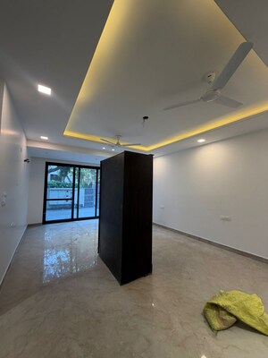 Room in 3 BHK Apartment at Unitech South City 1, South City 1 – for Rent