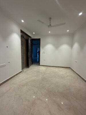 Room in 3 BHK Apartment at Unitech South City 1, South City 1 – for Rent