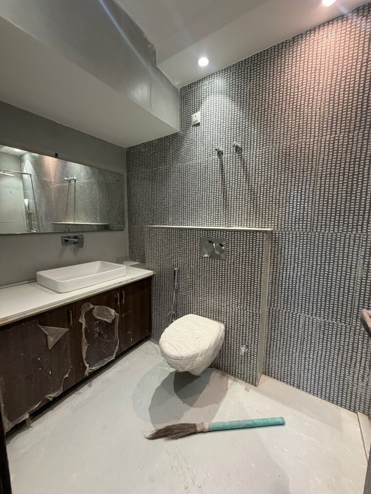 Bathroom, unitech-south-city-1 3 Bedroom 2300 Sq.Ft. Apartment In South City 1 Gurgaon 10198464