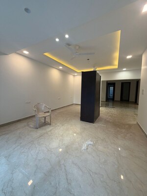 Room in 3 BHK Apartment at Unitech South City 1, South City 1 – for Rent