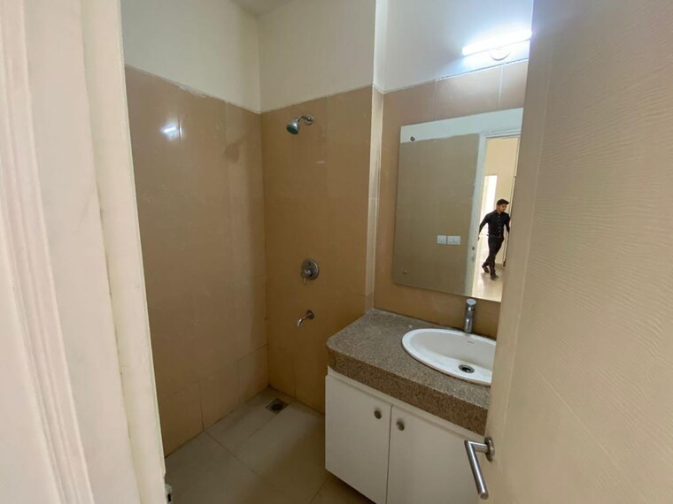 Bathroom, emaar-emerald-estate 3 Bedroom 1395 Sq.Ft. Apartment In Sector 65 Gurgaon 10201195