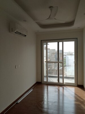 Room in 3 BHK Builder Floor at Sector 52 – for Rent