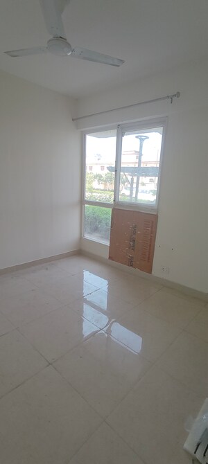 Room in 2 BHK Apartment at Signature Global Prime, Sector 63a – for Rent