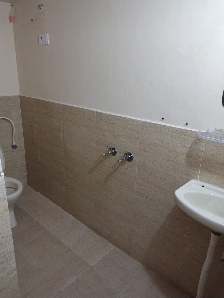 Bathroom, adarsh nagar 2 Bedroom 641 Sq.Ft. Builder Floor In Adarsh Nagar Mumbai 10208824