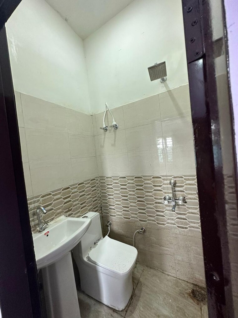 Bathroom, adarsh nagar 2 Bedroom 641 Sq.Ft. Builder Floor In Adarsh Nagar Mumbai 10208824