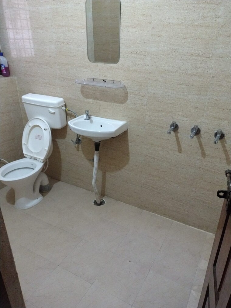 Attached Bathroom, adarsh nagar 2 Bedroom 641 Sq.Ft. Builder Floor In Adarsh Nagar Mumbai 10208824