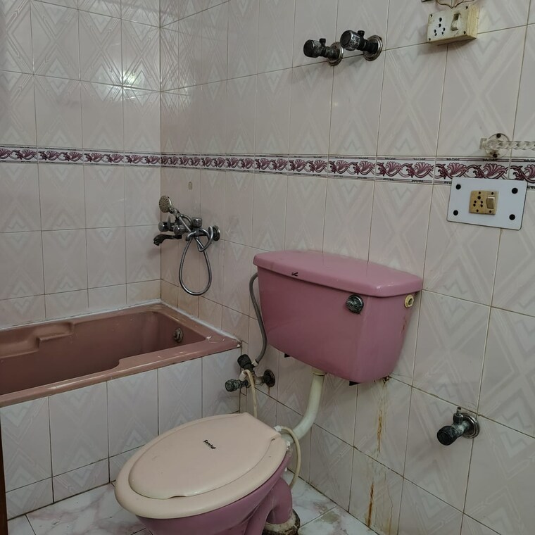 Bathroom, kalkaji 3 Bedroom 995 Sq.Ft. Builder Floor In Kalkaji Delhi 10208944