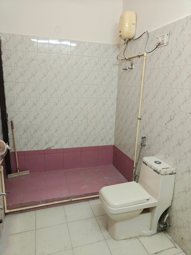 Bathroom, model town phase 2 1 Bedroom 1200 Sq.Ft. Builder Floor In Model Town Phase 2 Delhi 10214452