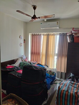 Room in 2 BHK Apartment at Kalpataru Paramount, Kapur Bawdi – for Sale