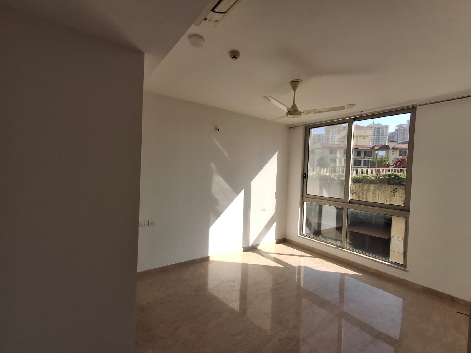 2 BHK + Extra Room Apartment For Rent in Hiranandani Atlantis