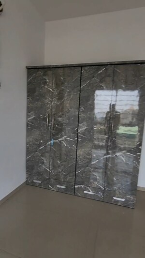 Room in 3 BHK Apartment at Sheth Vasant Lawns, Laxmi Nagar – for Rent