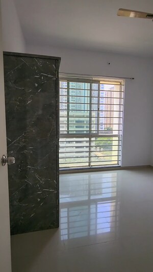 Room in 3 BHK Apartment at Sheth Vasant Lawns, Laxmi Nagar – for Rent