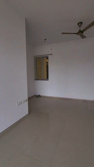 Room in 3 BHK Apartment at Sheth Vasant Lawns, Laxmi Nagar – for Rent