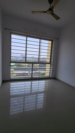 Room in 3 BHK Apartment at Sheth Vasant Lawns, Laxmi Nagar – for Rent