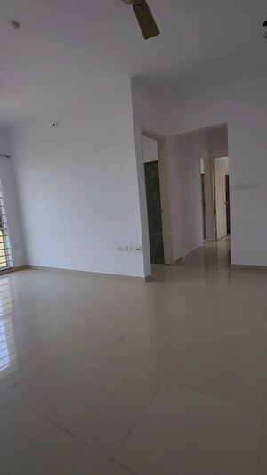 Room in 3 BHK Apartment at Sheth Vasant Lawns, Laxmi Nagar – for Rent
