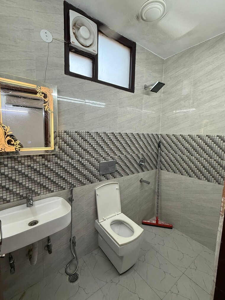 Bathroom, lajpat nagar 1 Bedroom 670 Sq.Ft. Builder Floor In Lajpat Nagar Delhi 10231308