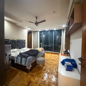 Team Area in 3 BHK Apartment at South City 1 – for Rent