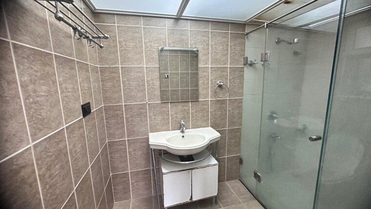 Bathroom, landmark-garden 3.5 Bedroom 2450 Sq.Ft. Apartment In Kalyani Nagar Pune 10231311