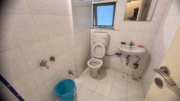 Bathroom, landmark-garden 3.5 Bedroom 2450 Sq.Ft. Apartment In Kalyani Nagar Pune 10231311