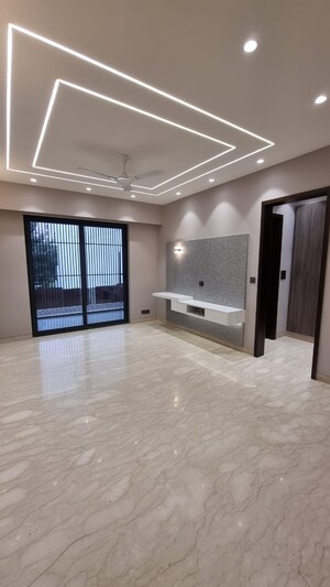 Room in 3 BHK Builder Floor at DLF Atria, Dlf Phase ii – for Sale