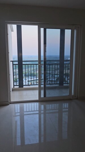 Room in 3 BHK Apartment at Eldeco Live By The Greens, Sector 150 – for Sale