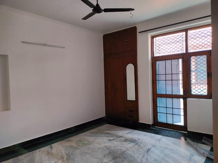 Room, defence colony 3 Bedroom 217 Sq.Yd. Builder Floor In Defence Colony Delhi 10281048