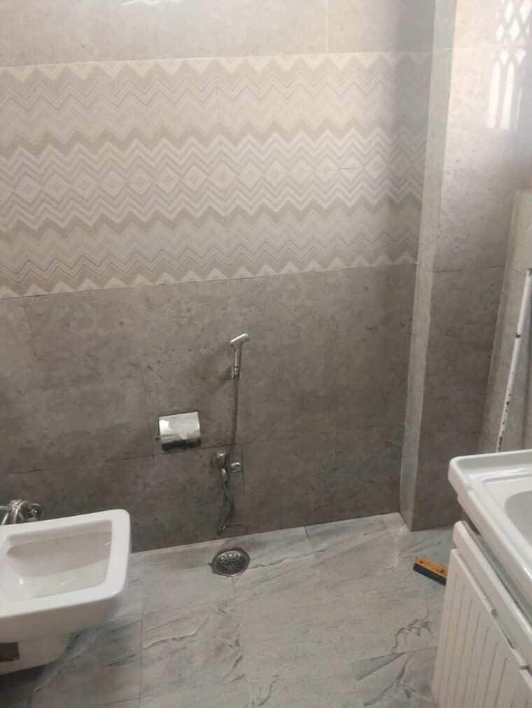 Bathroom, greater kailash 2 Bedroom 300 Sq.Yd. Builder Floor In Greater Kailash Delhi 10281058