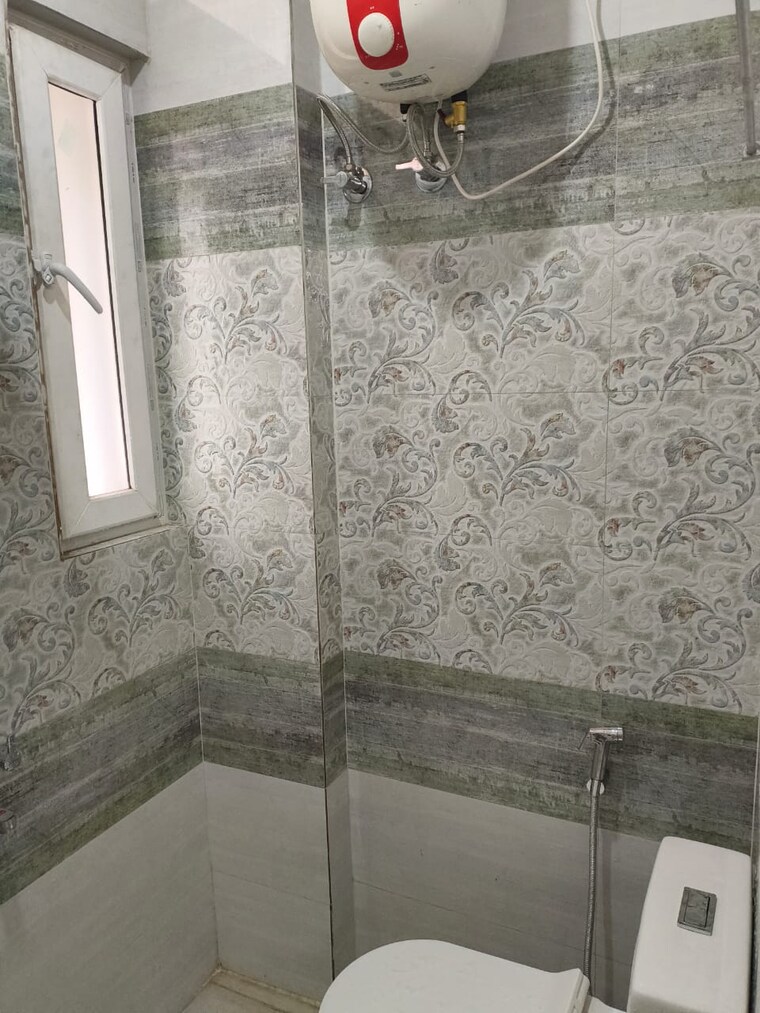 Bathroom, defence colony 5 Bedroom 325 Sq.Ft. Independent House In Defence Colony Delhi 10285097