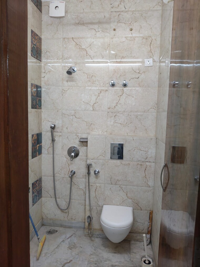 Bathroom, lajpat nagar i 2 Bedroom 900 Sq.Ft. Builder Floor In Lajpat Nagar I Delhi 10285125